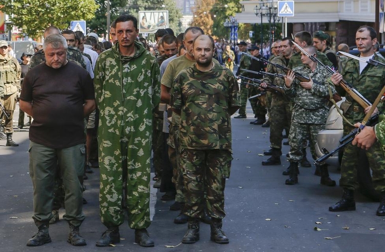 fot. Maxim Szemetow / Reuters / 24 sierpnia 2014  Donieck, Ukraina  Uzbrojeni prorosyjscy separatyści eskortują kolumnę ukraińskich jeńców wojennych przez centrum miasta.